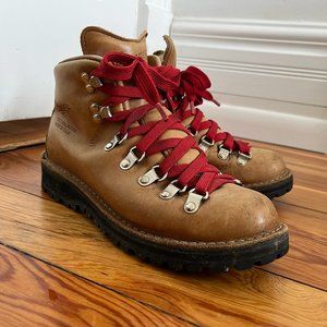 Danner Women's Size 8 Mountain Lt Cascade hiking Boots -- As Seen in Wild